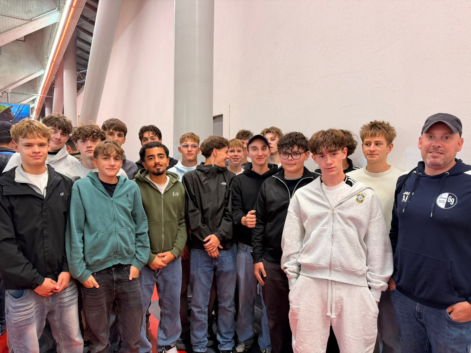 B-Jugend der SG Sportfreunde 69 beim Europapokal-Abend von Bayer 04 Leverkusen in der BayArena